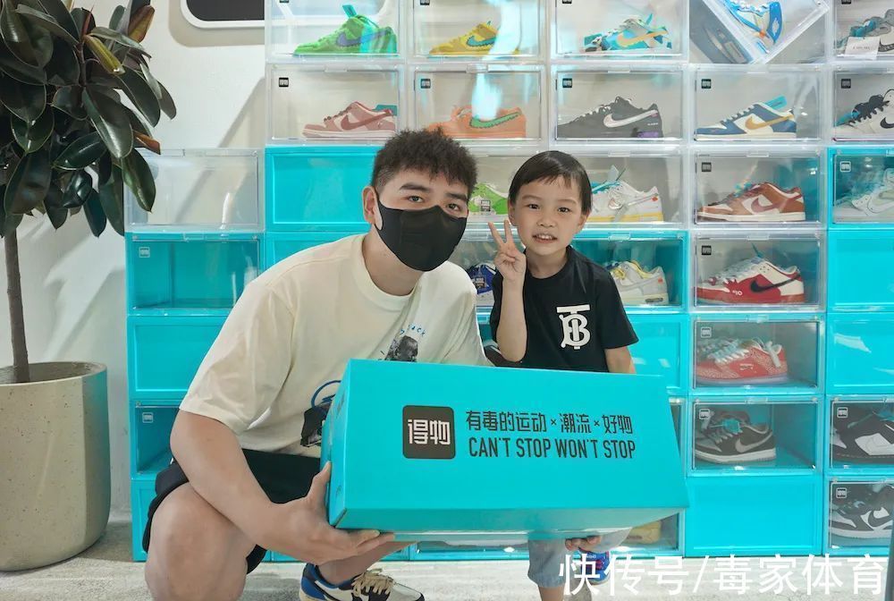 落地窗前 家人们,我奔现了!得物新店下一站,是你的城市吗?