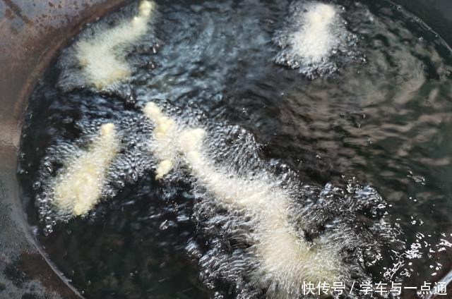  炸酥肉时，很容易出现“脱壳”现象，我来教你怎样解决这个问题