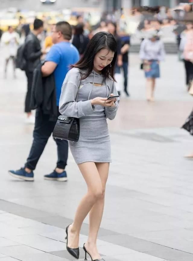 街拍牛仔短裤搭配黑色吊带背心,精致装扮为气质加分