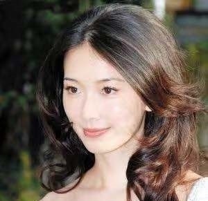 新发型 当头发上有这几个现象的时候,提醒你该换发型了,变身后都很好看