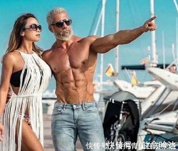 哑铃|50岁大叔人鱼线太明显,每一幅照片都是一张大片