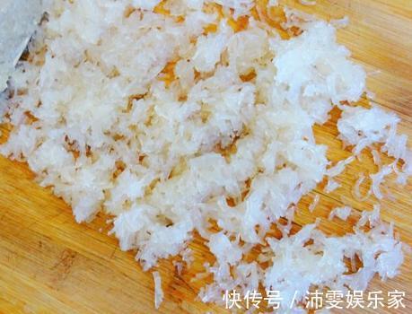 做韭菜馅饼时，鸡蛋别再炒了，教你正确做法，韭菜鲜美鸡蛋还软嫩