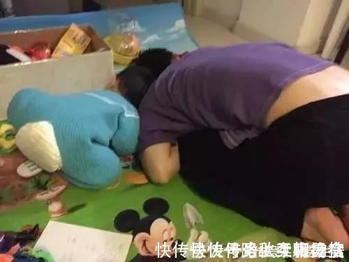 宝宝|爸爸陪娃睡觉,醒后发现娃不见了,吓坏了赶紧找,结果自己都乐了