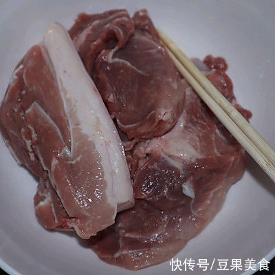 好吃|这道简易版萝卜丝扣肉，怎么做都好吃