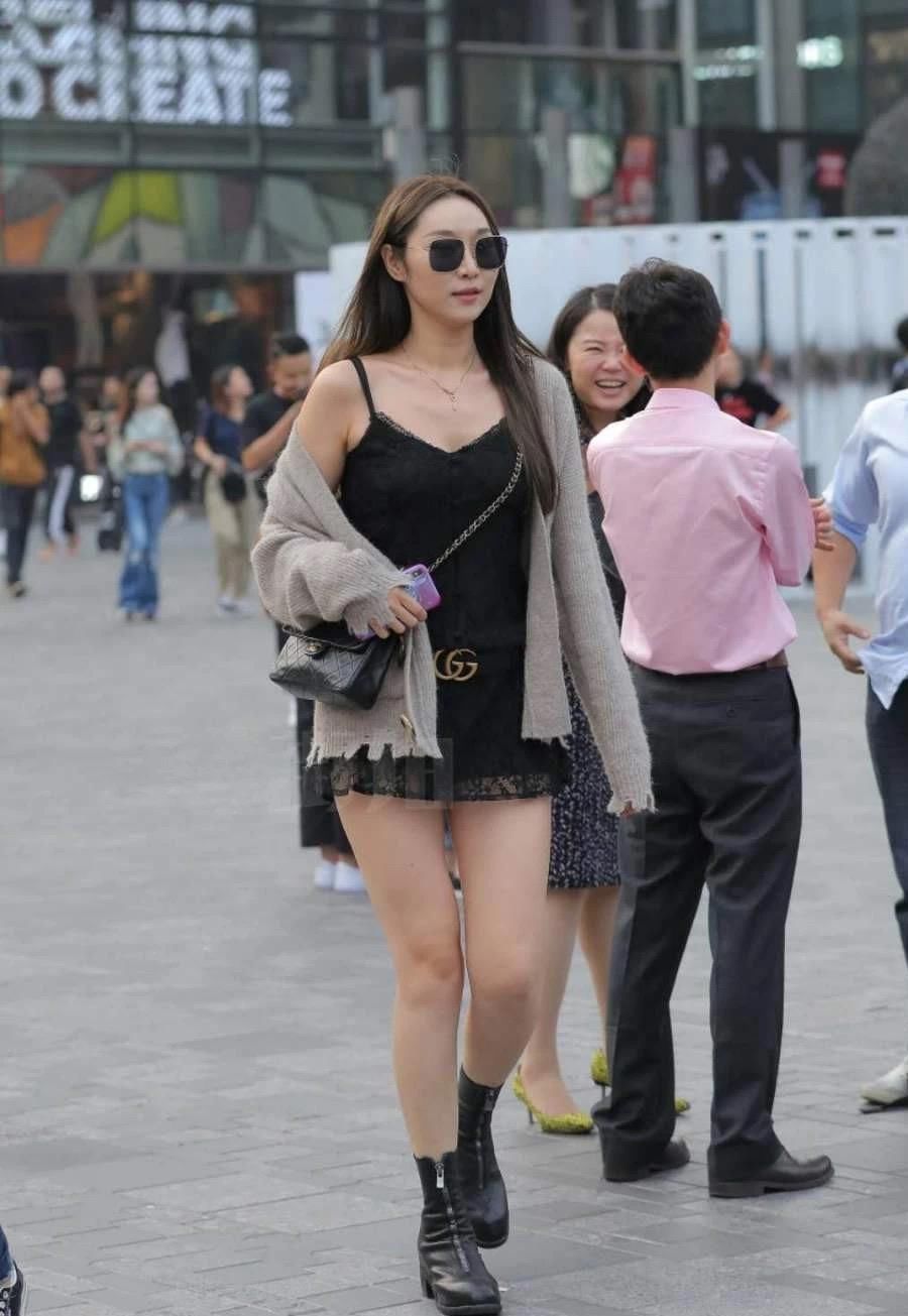 天气|街拍天气不是改变小姐姐穿衣搭配的主要因素,美女要的是回头率