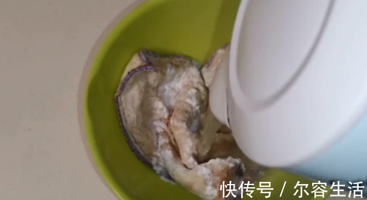 洗毛巾，只需水中撒一点，不管多脏多旧的毛巾，洗出来干净又柔软