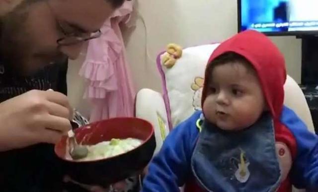 辅食|爸爸喂儿子吃辅食,全喂到他自己嘴里,宝宝懵了:这是亲爸吗?
