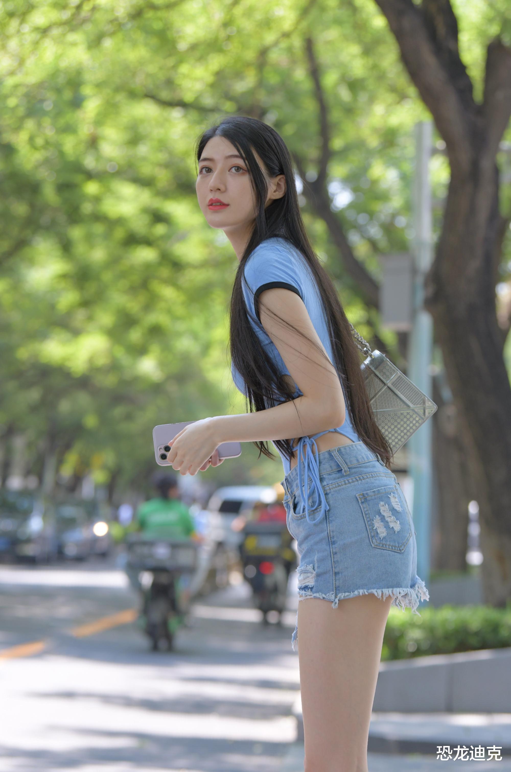 小姐姐 时髦又惹眼的T恤,搭配牛仔热裤,小姐姐这身清凉打扮,不仅青春阳光,而且性感迷人