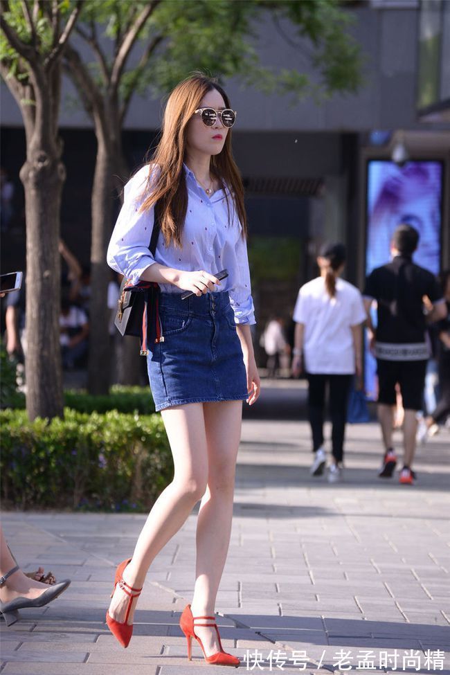 美女|街拍美女:漂亮的牛仔短裙,搭配红色尖头细跟凉鞋,展现气质美