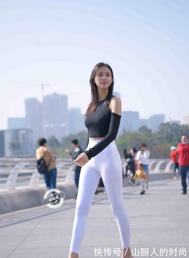 美女 “宽胯”的瑜伽裤美女,着装就要选择时髦一点的,有点新奇!
