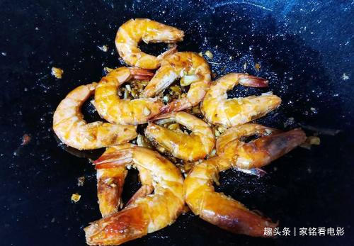 油焖虾的家常做法,加蒜蓉焗一焗,又香又鲜,好吃到吮指
