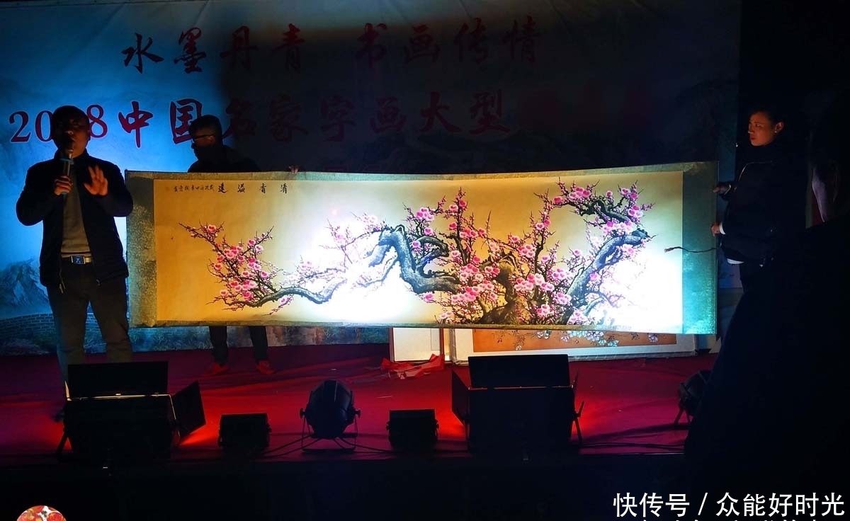 老鹰|男子画只老鹰当鸡卖,六尺作品40元,有人说贵有人称糊墙划算