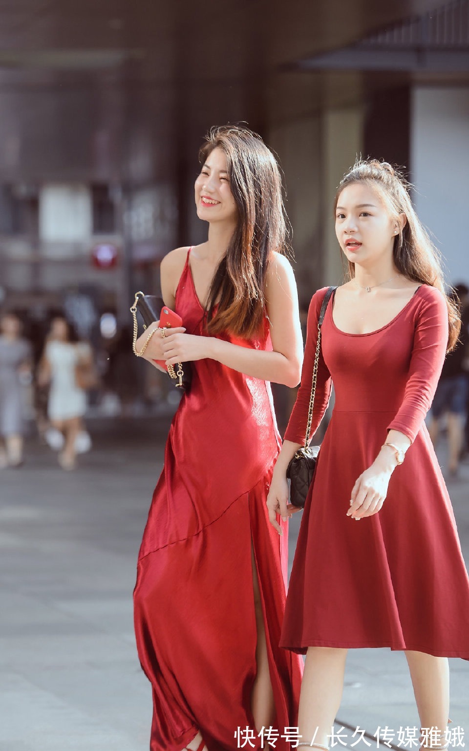 高跟鞋|红色吊带裙穿出时尚的美,清新可爱又甜美