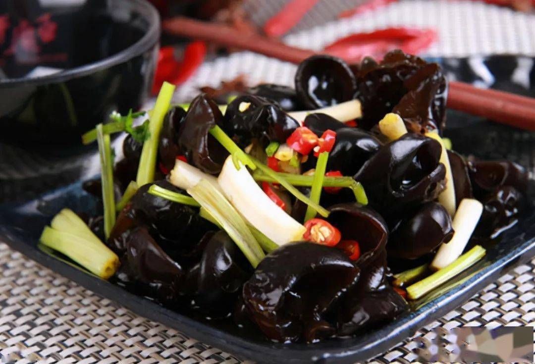 木耳一下锅就“炸锅”，太吓人？掌握4技巧，保证不炸锅，更脆爽