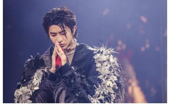 蔡徐坤|同選秀出道，冠軍蔡徐坤將開(kāi)個(gè)人演唱會(huì)，季軍陳立農(nóng)坐輪椅惹人疼