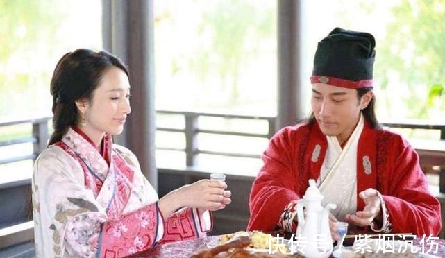 教书先生@厕所一上联“来人不蹲就站”,下联实在太精彩