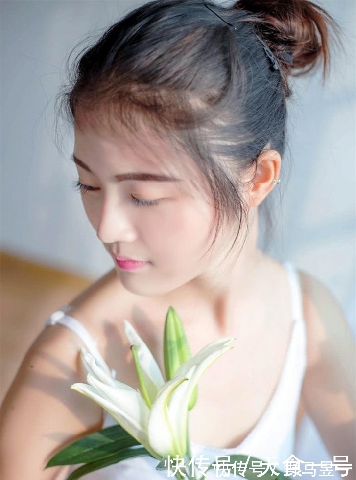 时髦 丰满红润的美女，搭配时髦，充满女人味！