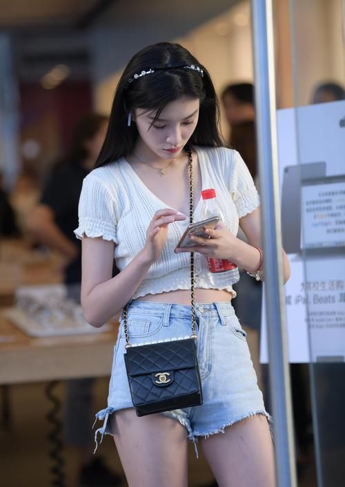 白上衣款式特别，穿出独有风格，只有她能做到