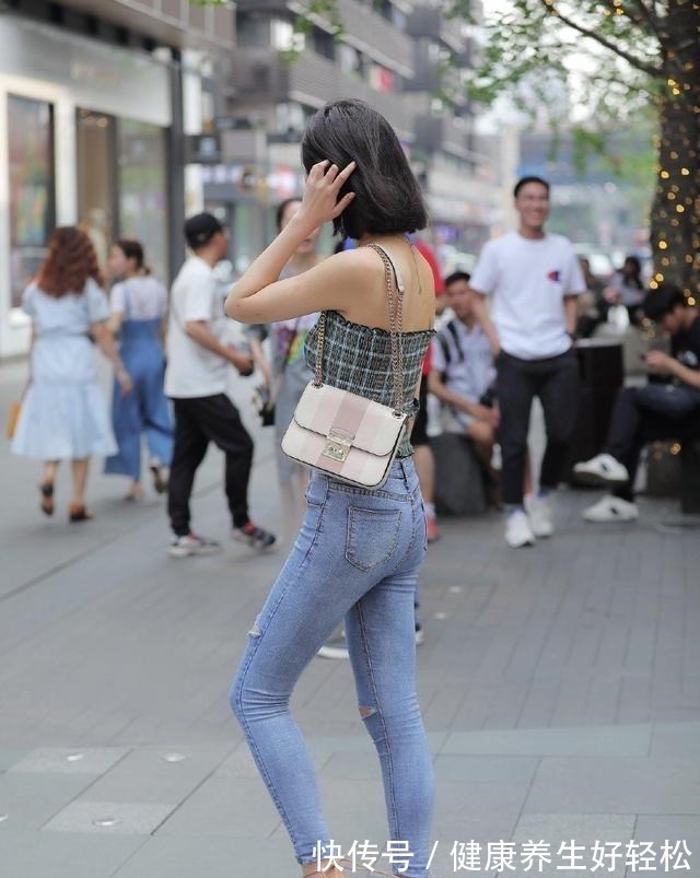 白色 黑色露肩上衣搭配白色短裤，黑白色系，给人一种简洁大方的感觉！