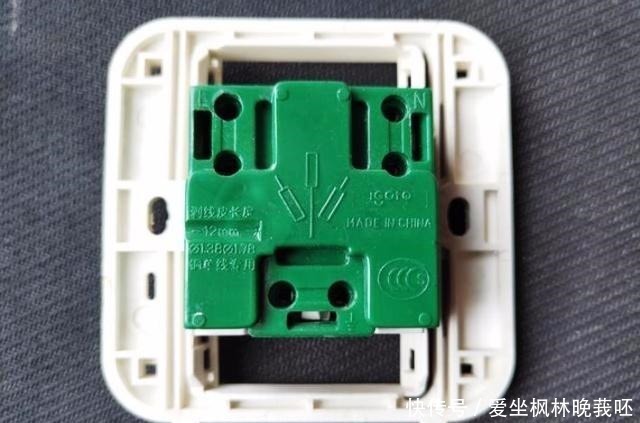 最后气|刚入住插座就烧成碳了，只因装修时多说一句话，业主恨死电工了！