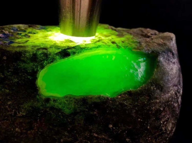 原石|赌石行家的绝密技巧一如何判断翡翠原石的真假