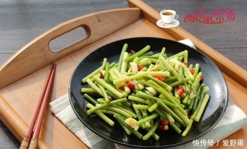 蒜薹|炒蒜薹时,直接下锅炒就错了,大厨教你正确做法,蒜薹更香更入味