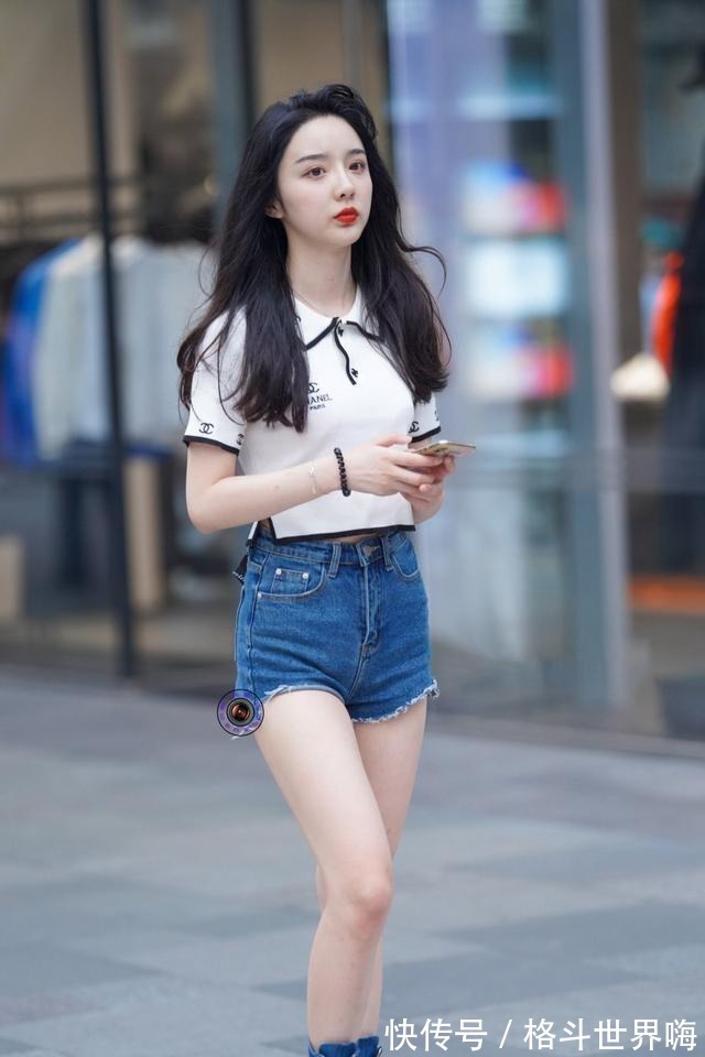 条纹|鲜艳色调的牛仔裤穿搭，造型简约利落又显瘦，更加漂亮