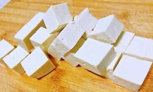 入味|做红烧豆腐时，先用油煎还是直接炖很多人都做错，难怪不入味
