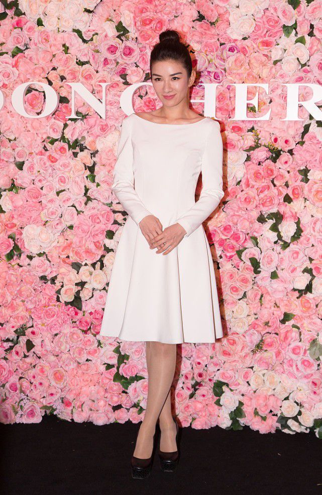 连衣裙 白色镂空花纹纱裙,透肉又显身材,魅力十足真有特点真吸睛