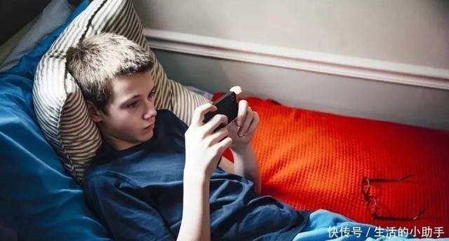 快走|“你个老东西快走开”孙子指着奶奶鼻子骂,宝爸反手就是一巴掌!