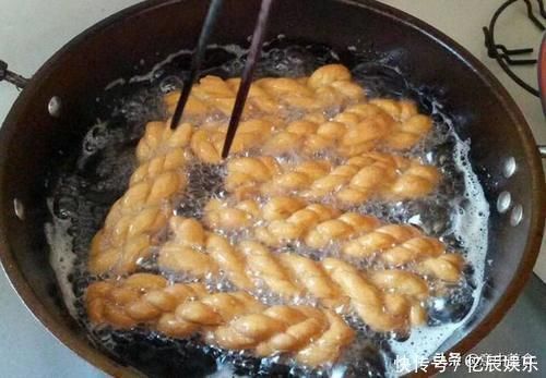 软炸麻花不会我来教你,一斤面炸一盆,特别适合孩子和老人来食用