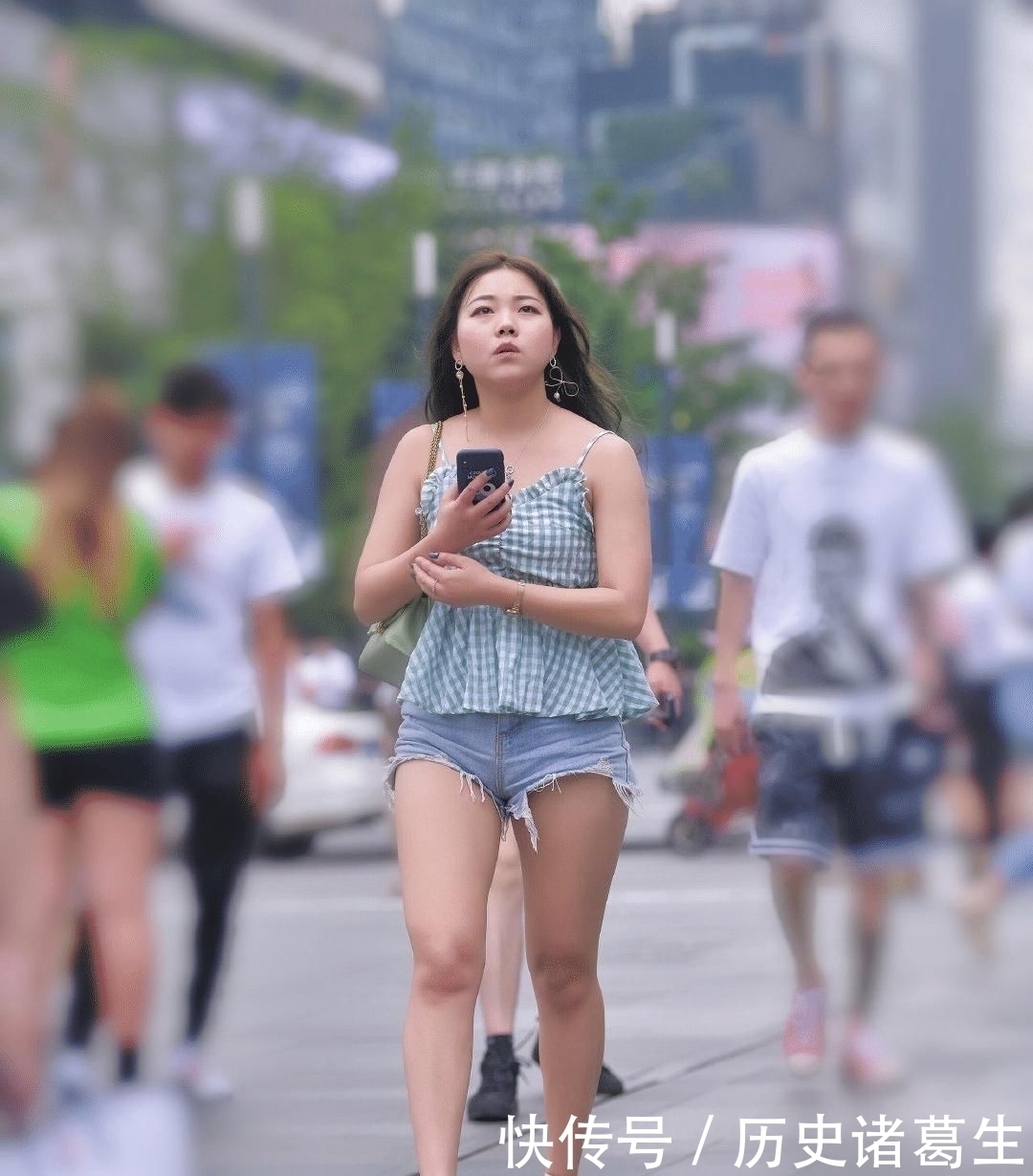 微胖身材也要穿出时髦感,单品选择更要有技巧,时尚造型凹起来