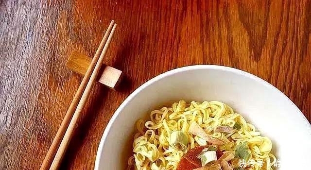 国内方便面|卖到日本的泡面,差距真的太大了,网友:我吃的都是假泡面?