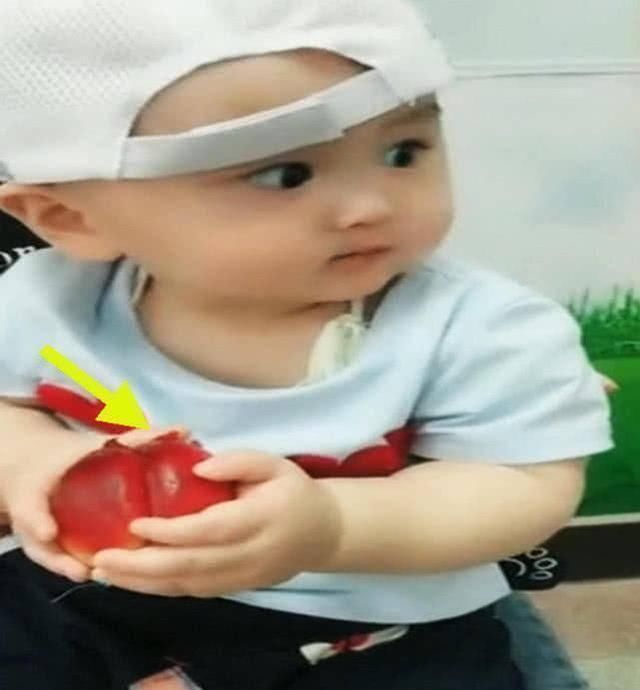 吃货|宝宝打针,全程只知道吃,护士都被逗笑了,网友一个妥妥的吃货