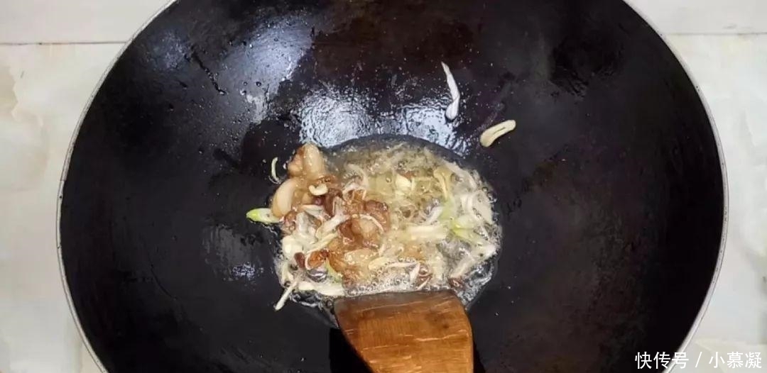 白菜这样做才最好吃, 锅里一焖, 味道实在太香了, 冬天经常做着吃