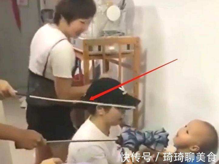 协同|小姨协同宝妈喂饭,“乖宝宝”特别配合,网友:有人威胁就眨眨眼
