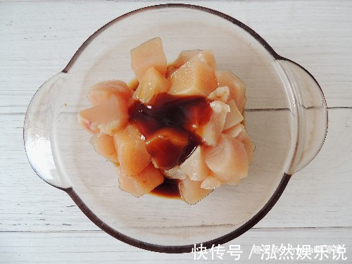 蒜蓉酱汁|鸡胸肉蒸着吃，鲜嫩多汁超入味，开胃下饭两不误，一盘不够吃