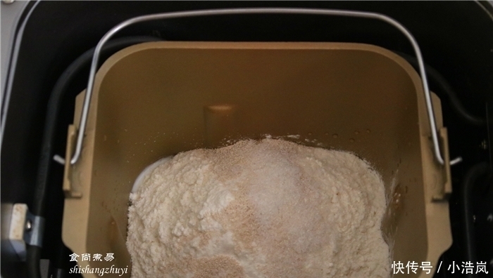 此款面包要收好,简单卷一卷,层次分明,香软可口,在家做方便