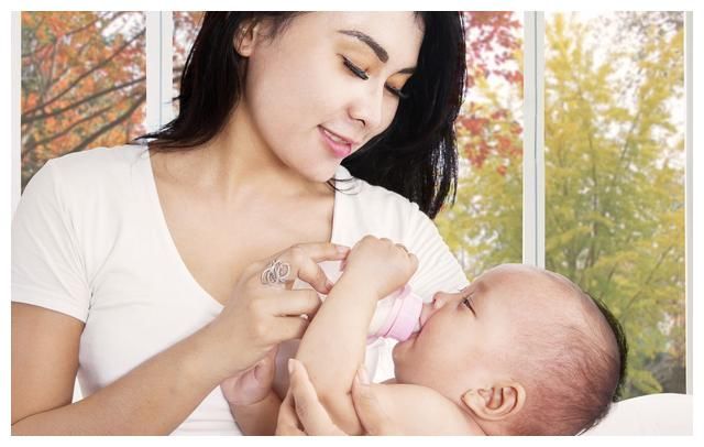 用喂奶来哄宝宝睡觉，看似有用，但其实对孩子伤害很大