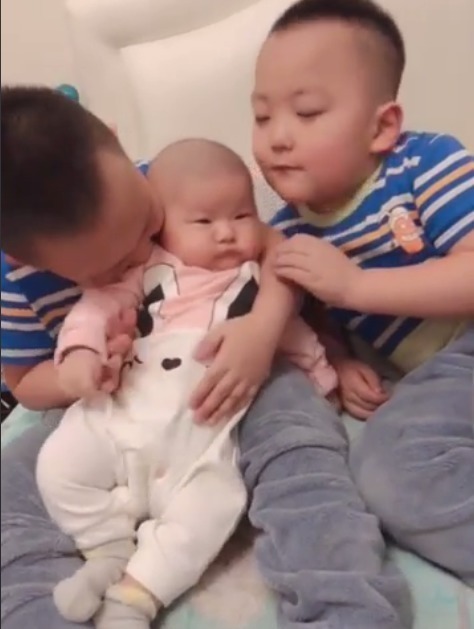 哥哥|双胞胎哥哥抱妹妹,这宠溺的表情暖爆,网友不用担心妹妹挨揍了