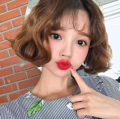 三四十岁女人发量非常多,适合烫什么发型?试试时髦减龄的弯弯烫