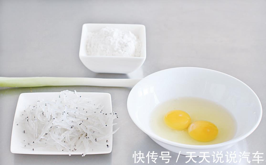 银鱼蛋饼套餐,还有蜂蜜西红柿佐餐,清清爽爽有营养