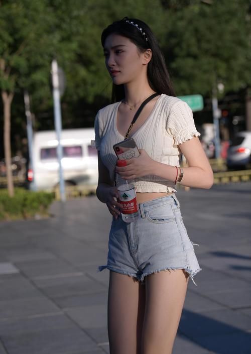 白上衣款式特别，穿出独有风格，只有她能做到