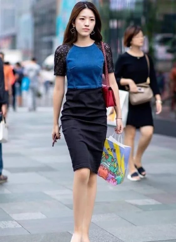 蓝色|街拍:肤如凝脂的美女,一条蓝色的连衣裙,时尚气质女人味