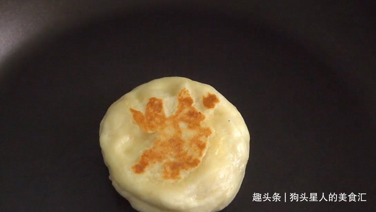 立秋之后，用半斤绿豆做出2斤绿豆饼，皮薄馅大，太香了