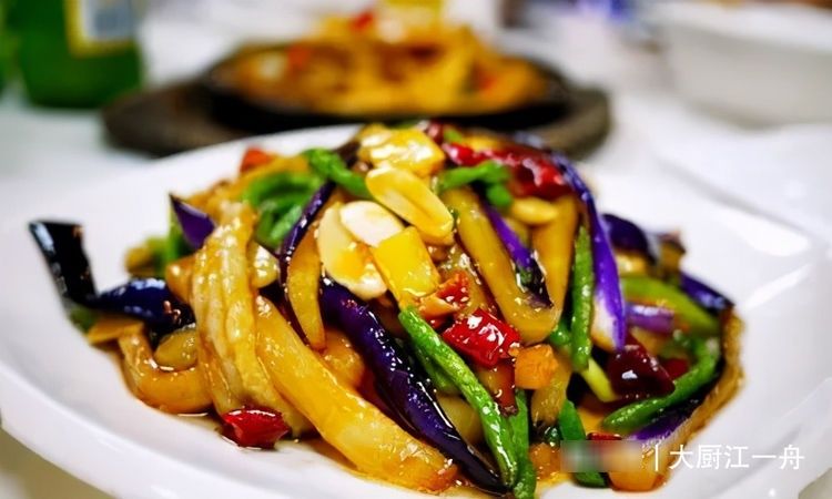 中老年人|炒茄子，先放油就错了，大厨教你炒茄子不吸油的做法，好吃又解馋