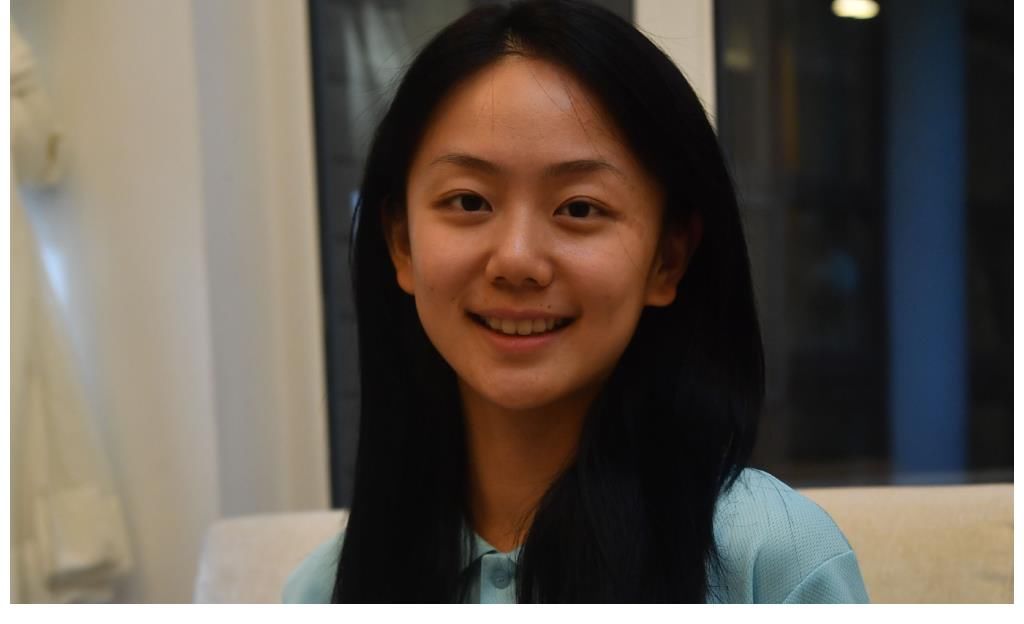 拿过主持人比赛冠军，后加盟芒果台，成《你好星期六》见习班成员