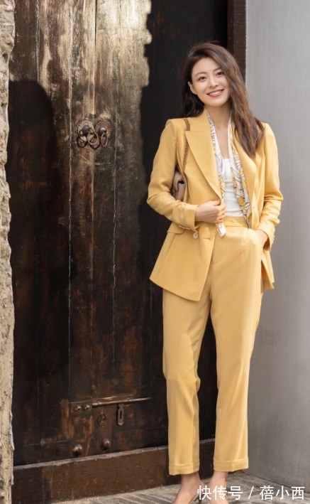 亮色系 “西装”别再搭配牛仔裤了,今年流行“成套穿”,简单大气有气场
