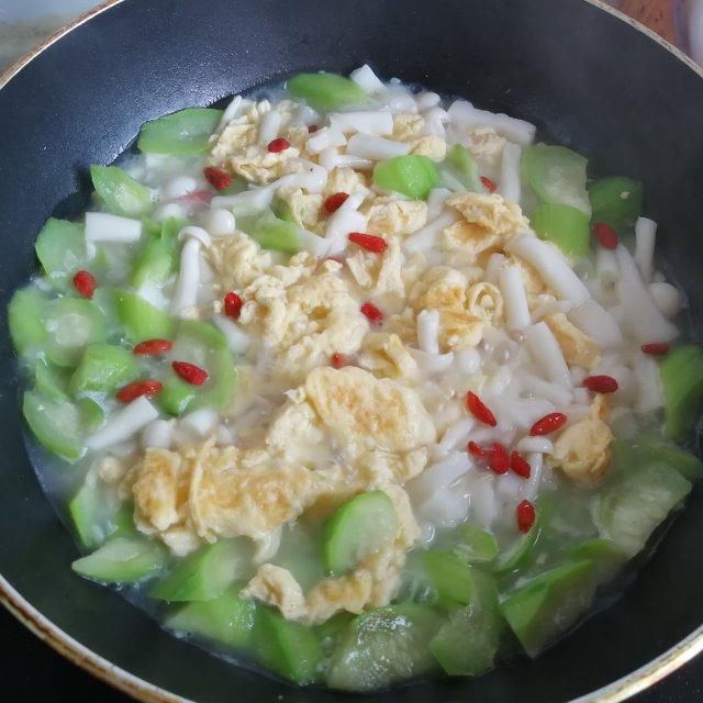 营养|丝瓜鸡蛋菌菇汤，夏日的清淡美味营养汤