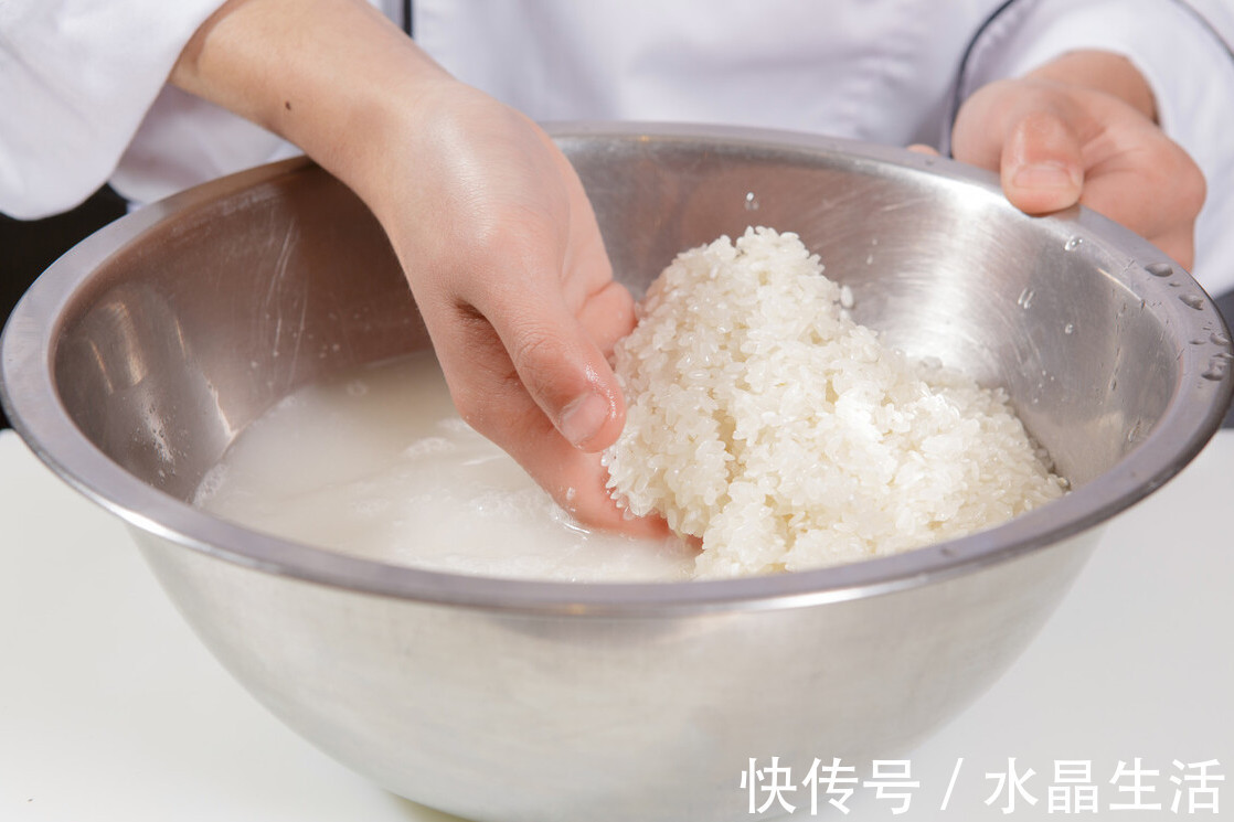 米饭|煮米饭，只加水是大错，教你2个技巧，米饭粒粒分明，又香又软